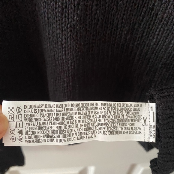 Forever 21 knit black crop black sweater. Size M - Picture 2 of 4